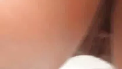 לא בחורה חסרת מעצורים מזדיינת עם כוס רטוב תחת גדול סרטי אונס חינם