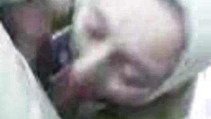 אישה שחורה מדהימה, סרטים לצפייה ישירה פורנו משוויצה במדים שלה.