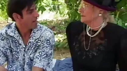 דודה שגדלה עפה סרטי סקס מבוגרות חינם לתוך שלושה חברים