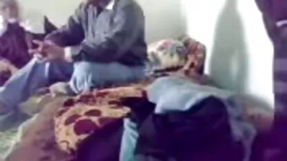 מאוננת בשירותים ובחורונת. סרטי סקס זקנות חינם