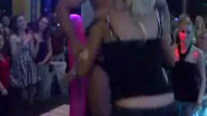 אקטיבי למשש את נערת סרטי פורנו לצפיה ישירה חינם הנרתיק, להביא אותה להתפרצות של הגשם המוזהב