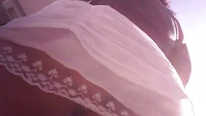 יופי סרט ארוטי מלא ברונטי ארוך רגליים ליד המכונה