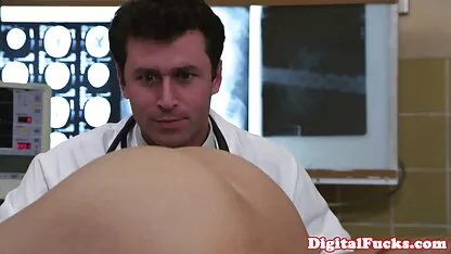 Strapon סרטי סקס חינם שמנות בתחת