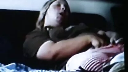לוקח בלונדינית צעירה למציצה בשיחים. סרטי סקס חינם חדשים
