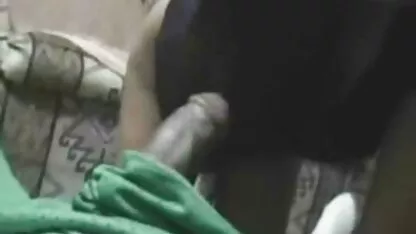 גבר מלטף גומות בלונדיניות במהלך צילומי סרט סרטי סקס חינם ישראלים ביתי