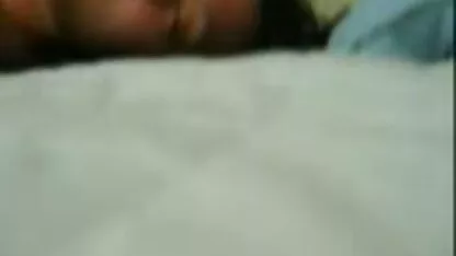 בחורים ביישנים מתעסקים עם אישה בוגרת סרטי סקס חינם ועם החברה הצעירה שלה.
