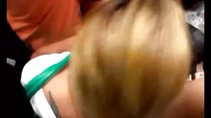 ברונטית כנועה עובדת פי הטבעת שלה עם סרטי פורנו לצפיה ישירה חינם זקפה