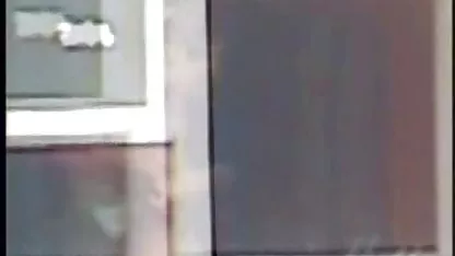 ברונטית שברירית סרטי סקקס חינם מתגרה בחור ליד הבריכה